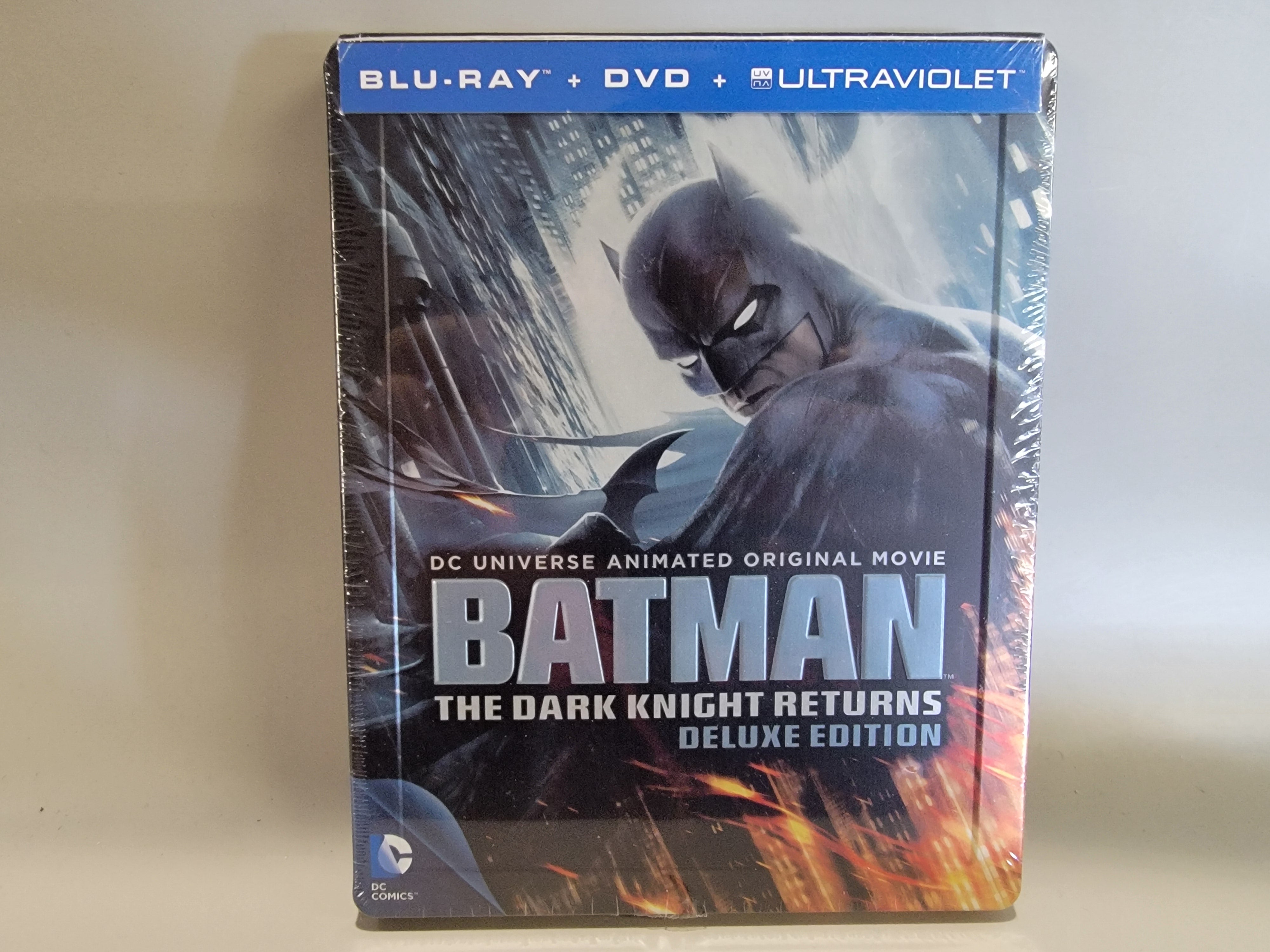 BATMAN: THE DARK KNIGHT RETURNS (LIMITED EDITION) BLU-RAY/DVD STEELBOOK [USED]