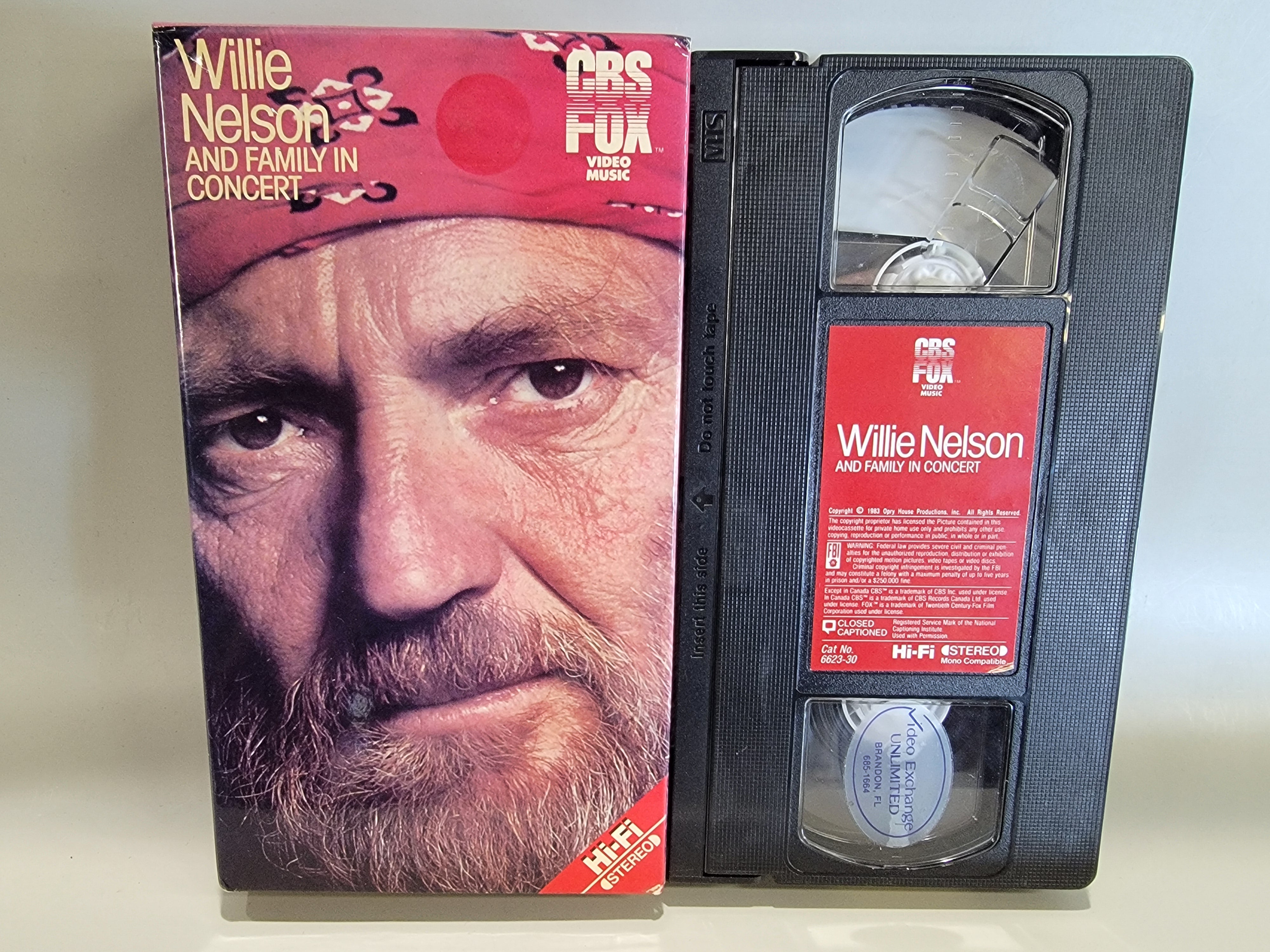 WILLIE NELSON AND FAMILY IN CONCERT VHS [USED]