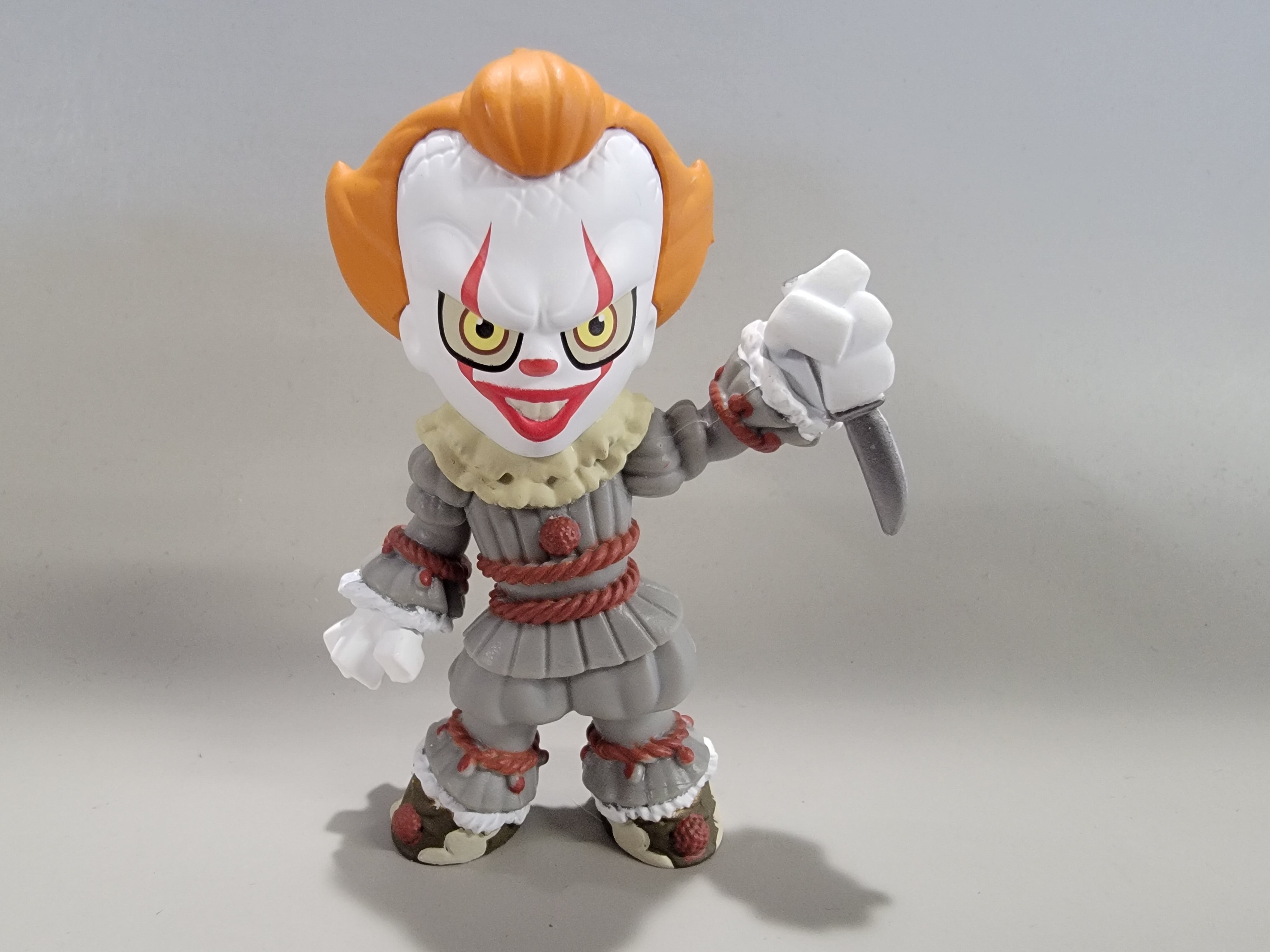 FUNKO MYSTERY MINIS - PENNYWISE WITH KNIFE